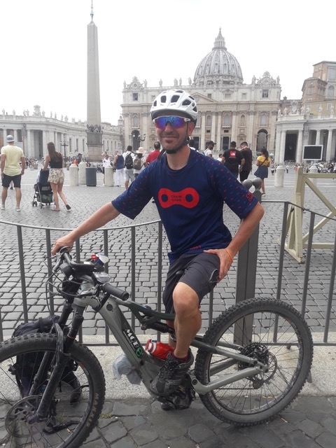 Stefano Dalfiume in bicicletta in piazza del Vaticano